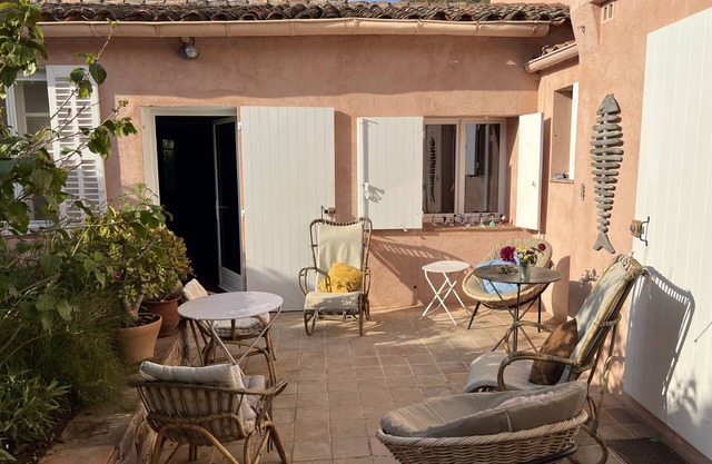 En el pueblo, 95 m2, aire acondicionado reversible, 8 personas, terrazas, barbacoa en el jardín