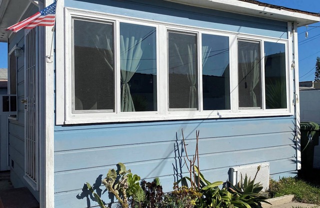 Charming Urban Cottage in LA’s Newest Hotspot-close to LAX, SOFI, WiFi, AC……