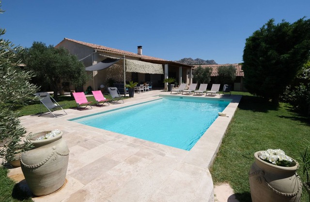 Charming vacation rental with pool in Aureille, sleeps 10