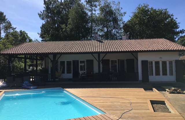 Encantadora villa, piscina climatizada, tranquilos terrenos arbolados, cerca del lago, océano, bosques