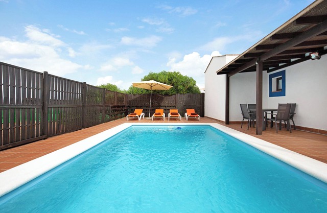 Encantadora villa "Susana" con vistas a la montaña, jardín, terraza y piscina