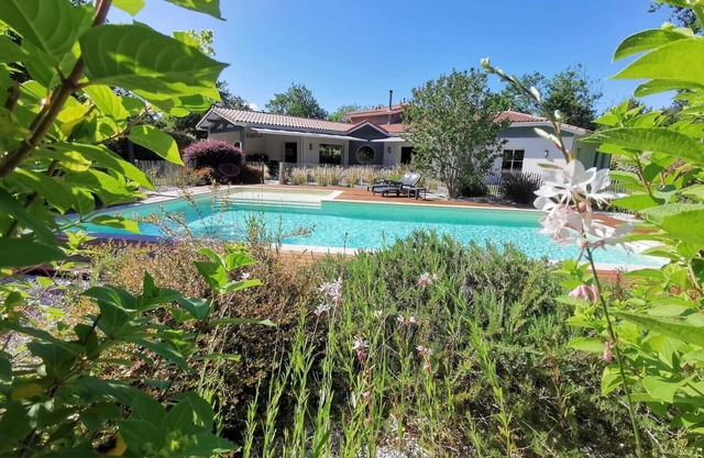 Encantadora villa con piscina climatizada en una exuberante vegetación!