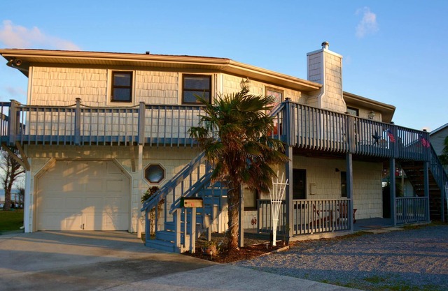 Charming Water Front Cottage at the Outer Banks with private dock
