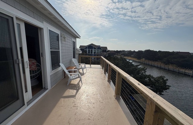 Charming Waterfront Pet-Friendly 1-bedroom apartment with AC & WiFi on Ocracoke