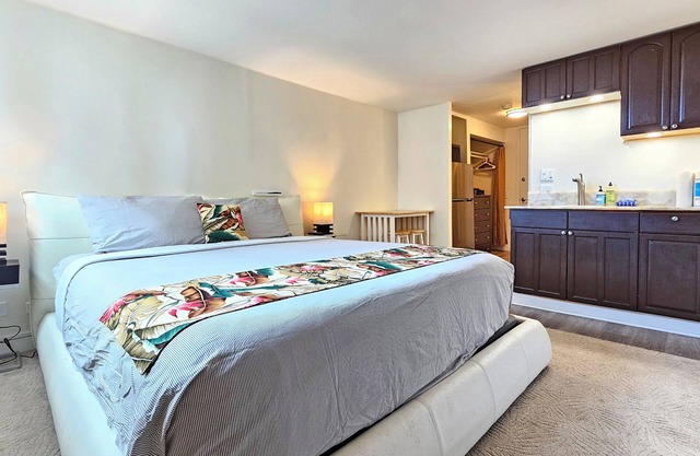 Charming10th Floor Cozy Studio w/Parking