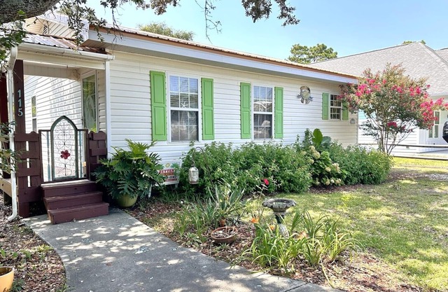 Charmingly Beautiful, 2 Bdrm/1 Bath Home -Sleeps 4