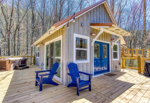 Chasing Fireflies Treehouse, Hot Tub, WIFI, As seen on Barnwood Builders!