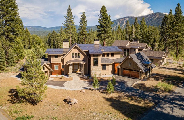 Chateau on Carson Range. Private Hot Tub, Golf & Exclusive Club Amenities!