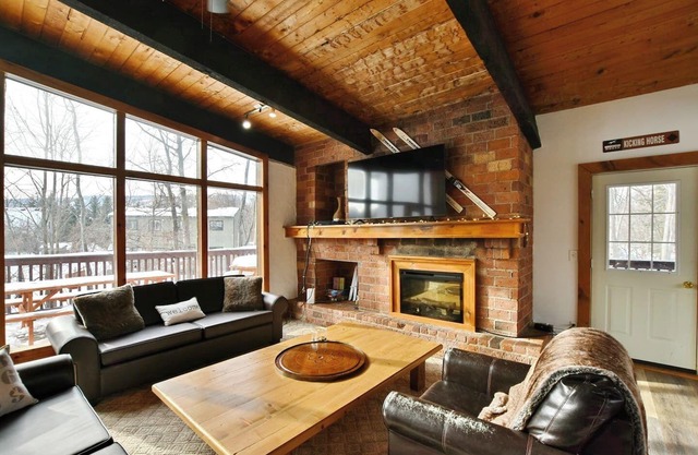 Cheerful 12-Bedroom Gem in Blue Mountain