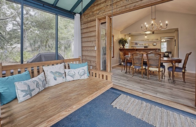 Cheerful 2-bedroom Beach Cottage - Pet Friendly