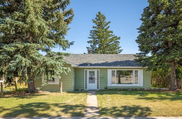 Cheerful 3 bedroom bungalow in downtown Custer!