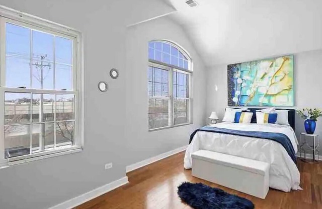 Cheerful 4 bedroom smart home w/ indoor fireplace
