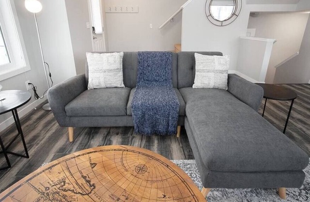 Cheerful 4 bedroom Townhouse with Parking & Wi-Fi!
