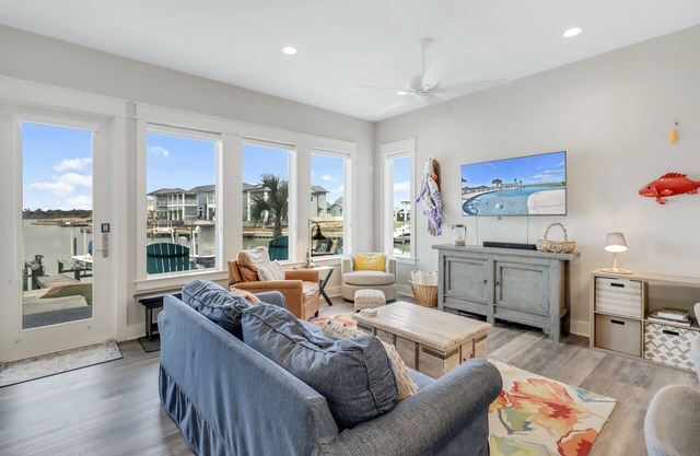 Cheerful bayfront condo with infinity pool, scenic patio, & W/D - fishing nearby