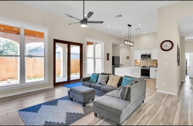 Cheerful Lakeside Retreat-Just Minutes to the lake
