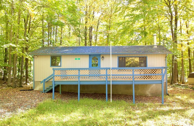 Cheerful Pocono Gateway Vacation House in Pocono Lake PA