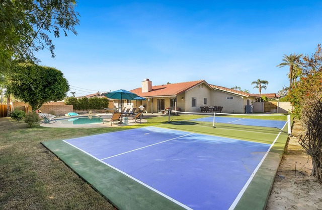 Villa alegre con piscina, spa y pista de pickleball.