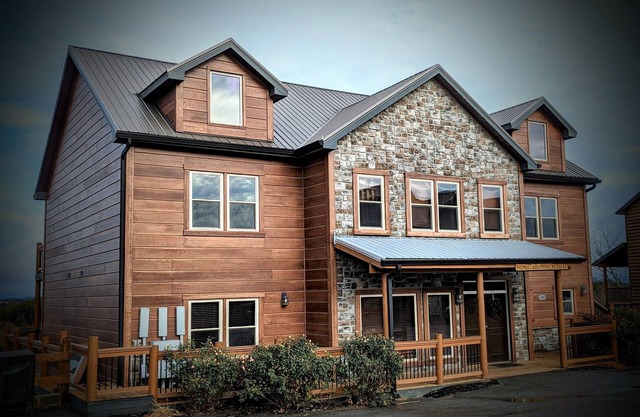 Chestnut Oak Lodge by OakRidgeStays: 12 Bedrooms, Sleeps 45, Theater, Pool