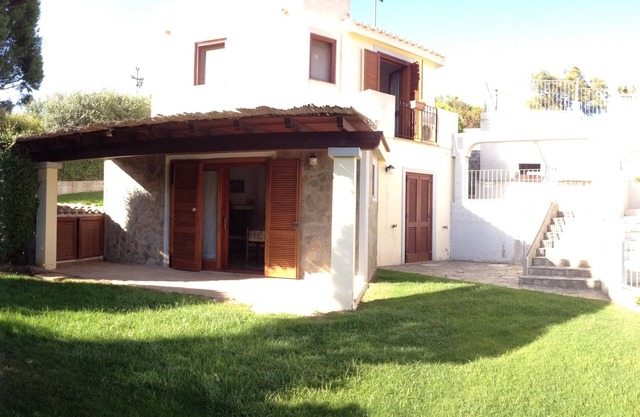 Villa luminosa con jardín, aire acondicionado, barbacoa y aparcamiento privado.
