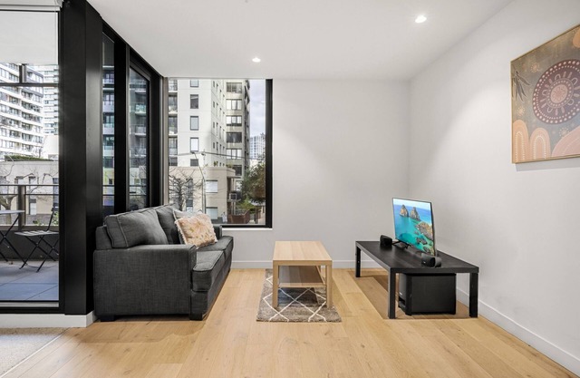 Chic 1-Bed South Melbourne Unit with Pool & Gym
