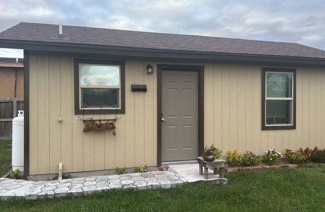 Chic- 1 bedroom apartment located on Ocean Blvd hwy.100 approx . 20 miles to SPI