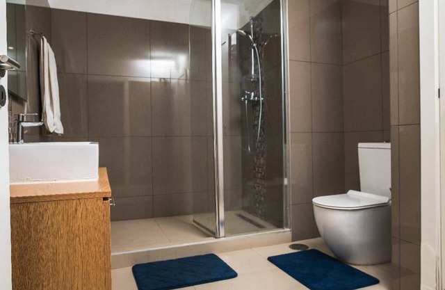 Chic 1-bedroom apartment with fitness room and AC in vibrant Accra