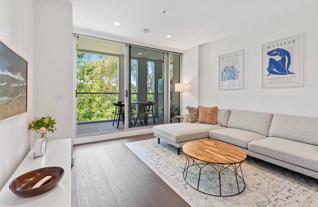 Chic 2-Bed with Free Parking in South Yarra