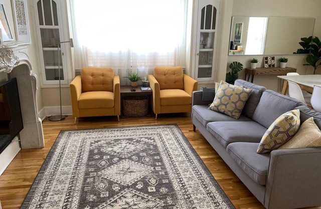 Chic 2BD Condo ★ 10/10 Walkscore ★ Free Parking ★