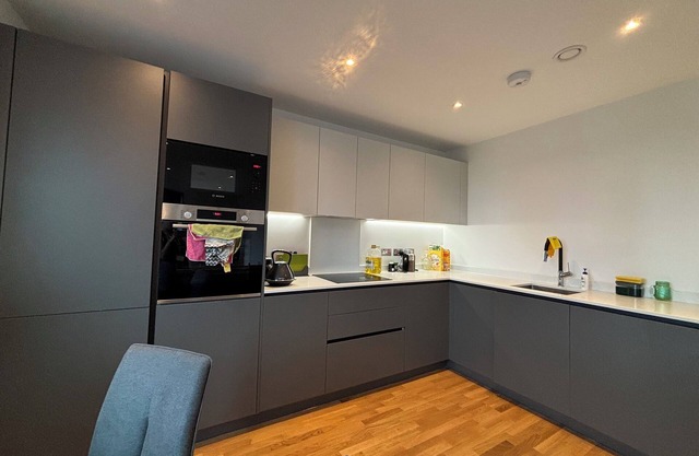 Chic 2BD Flat with Private Balcony in Battersea