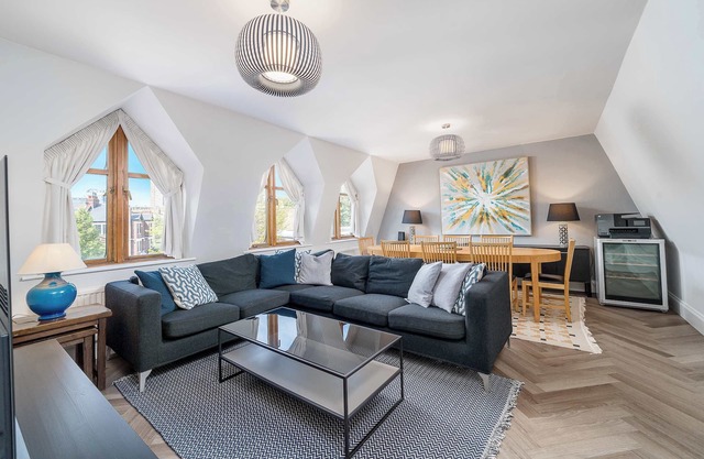 Modern and elegant 2-bedrooms apartment