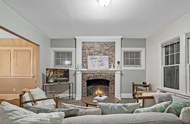 Chic 2BR Duplex Free Parking near Hospitals