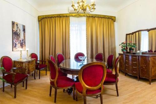 Chic 4BR Apt in Downtown - Mint 5