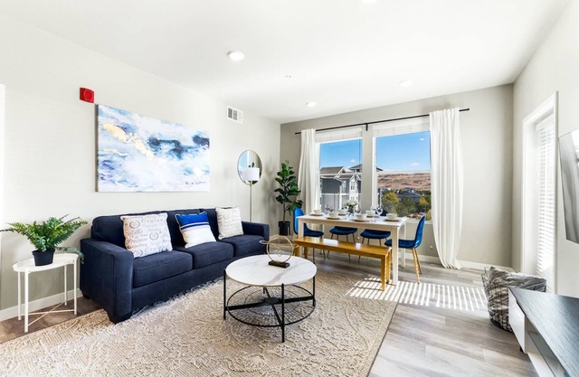Chic Apt. w/ Jacuzzi, Pool, BBQ, & Mountain Views