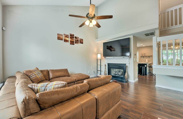Chic Charlotte Townhome w/ Community Pool