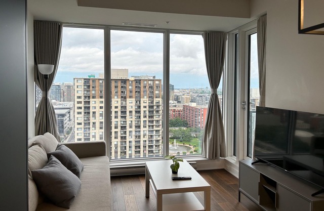 Chic Condo w/ Skybridge to Bell Centre & Underground City Access