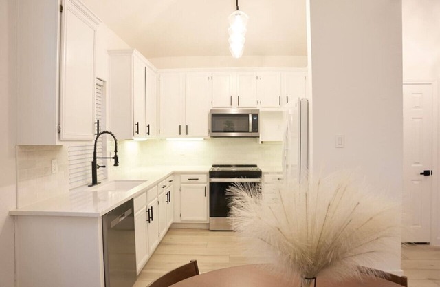 Chic Haven in Addison: Comfy & Convenient!