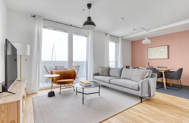 Chic Marinatower 3BR w/ Gym & Elevator, nr metro U2, by Blueground