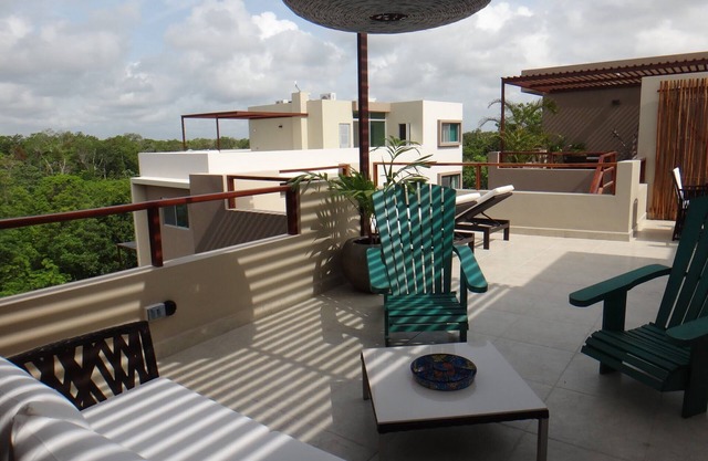 Elegante ático, terraza en la azotea con vistas, jardín y piscina, estacionamiento