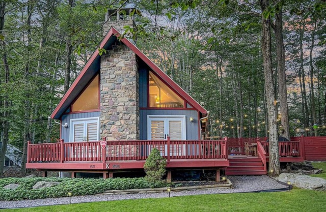 Chic Poconos Chalet I Hot Tub I Fire Pit I Pets I Sleeps 8 I Lakes & Pools