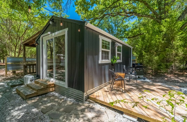 Chic PRIVATE cabin in the woods --> queen bed, deck, high-speed Wifi
