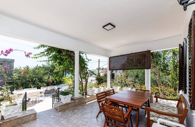 Chic Villa w Fireplace, BBQ 5 min to Beach