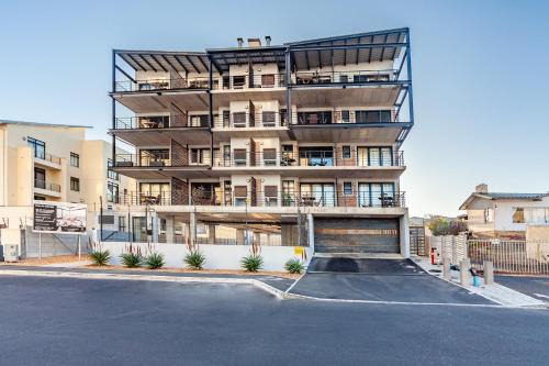 Chic Warehouse Style 1 bedroom, Blouberg Beachfront, 14 Manhattan