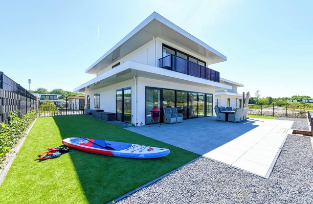 Child-friendly 8-person villa by the water with enclosed garden, private jetty, paddleboards and a charming garden with Kamado BBQ.