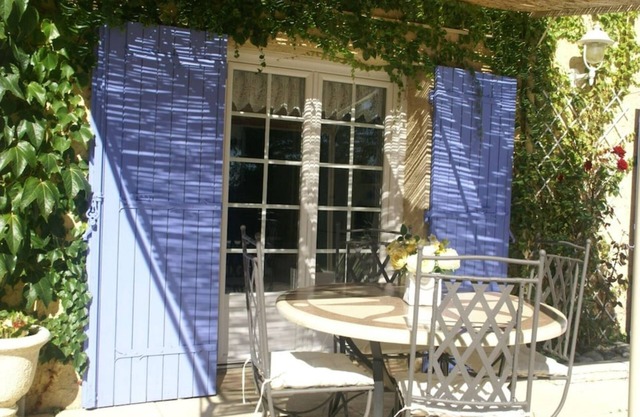 Beautiful child-friendly villa with swimming pool in Piolenc