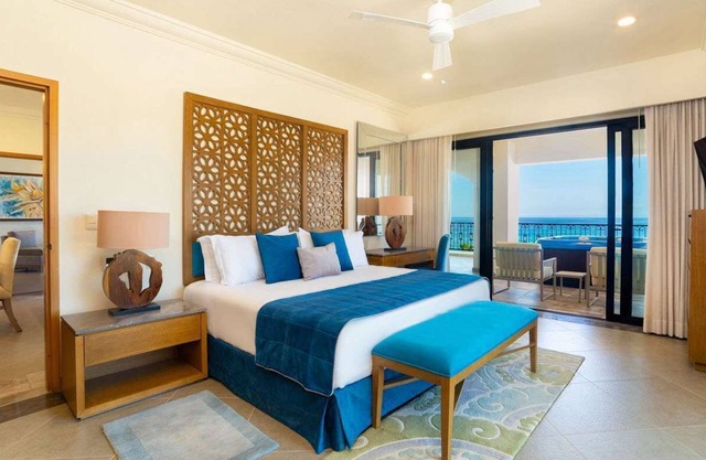 Chileno Bay luxury 4 bedroom oceanfront suite with private balcony and hot tubs