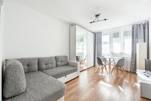 Chodecka Homely Apartment by BookingHost