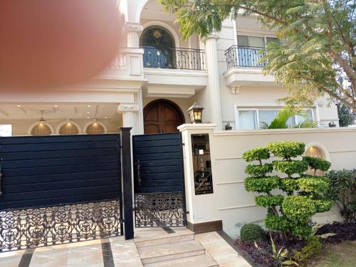 Chohdary Villa 124 j ph 2