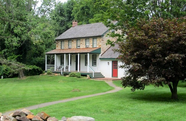 Circa 1790 Stone Farmhouse en 10 acres de su propio espacio verde privado