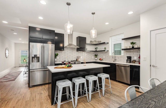 Citrine-private Patio & Balcony-near Germantown