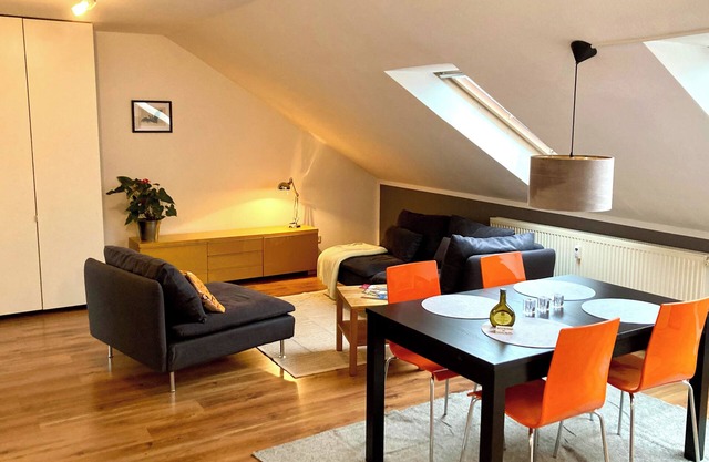 Apartamento cercano al centro con logia y aparcamiento.
